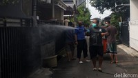 Setiap hari warga disini menjalankan penyemprotan disenfektan dengan melibatkan seluruh penghuni dengan menggunakan sistem piket. 