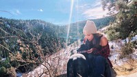 Bersama dengan anjingnya, Megan suka bertualang. Hiking di Colorado jadi kegiatan yang dilakukan Megan saat tidak sedang pemotretan. (Instagram/@meganmcgarrah)