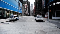 Menurut Walikota Kota New York, Andre Cuomo, pada Minggu (22/3) tercatat 2.000 warganya dirawat di rumah sakit, dan 114 lainnya meninggal dunia karena corona.  (Getty Images/Spencer Platt)