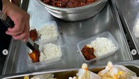 Tim medis Malaysia yang mendapat kiriman makanan dijamin tak bosan. Seperti menu yang terdiri dari kurma telur, kobis masak lemak, dan ayam masak terutup ini. Foto: Instagram airtangan_tunkuazizah