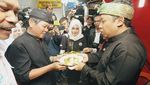 Positif COVID-19, Ini Sosok Yana Mulyana Saat Kulineran