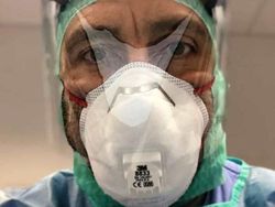 Foto Memilukan Tenaga Medis Sang Pejuang Terdepan Lawan Corona