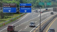 Arus lalu lintas di Jalur Puncak, Bogor lengang karena sebagian besar masyarakat Jabodetabek lebih memilih tidak keluar rumah untuk mencegah penyebaran virus Corona (Covid-19).