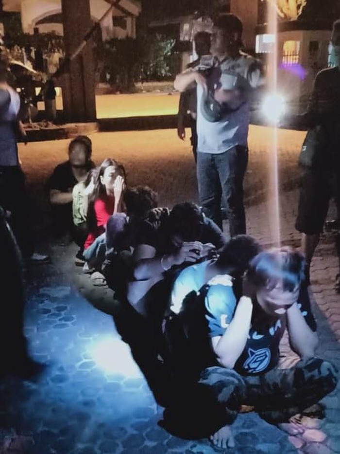 Polda Sulteng gerebek kampung narkoba di Palu. Sepuluh orang ditangkap dengan barang bukti 3 gram sabu (dok. Istimewa)