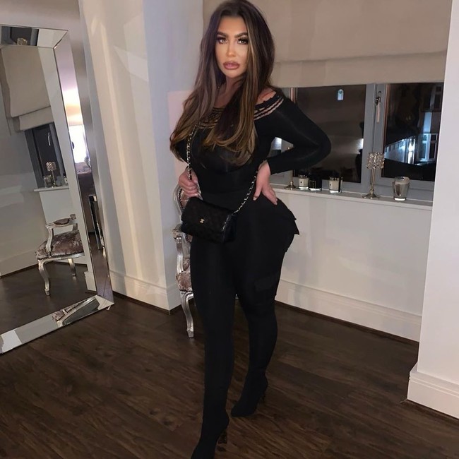 Wajahnya pun telah berubah dengan vermak di sana-sani dengan filler hingga botox. Hingga wajahnya terlihat palsu hingga sejumlah netizen menyamakannya dengan 