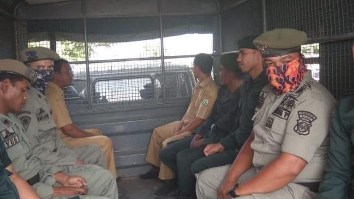Satpol PP menangkap 2 PNS di Aceh yang nongkrong di warkop berpakaian dinas.