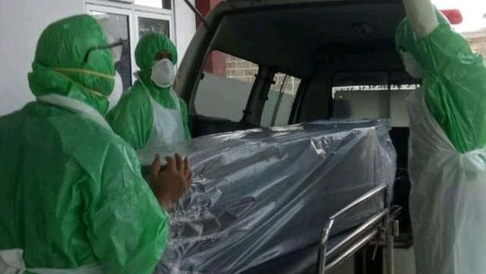 Petugas pengantar jenazah PDP Corona di Tasikmalaya pakai jas hujan plastik
