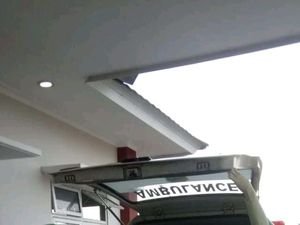 Petugas Pengantar Jenazah PDP Corona di Tasikmalaya Pakai Jas Hujan
