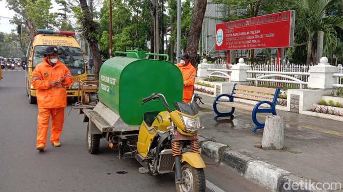 Fasilitas Publik di Medan Disemprot Cairan Disinfektan