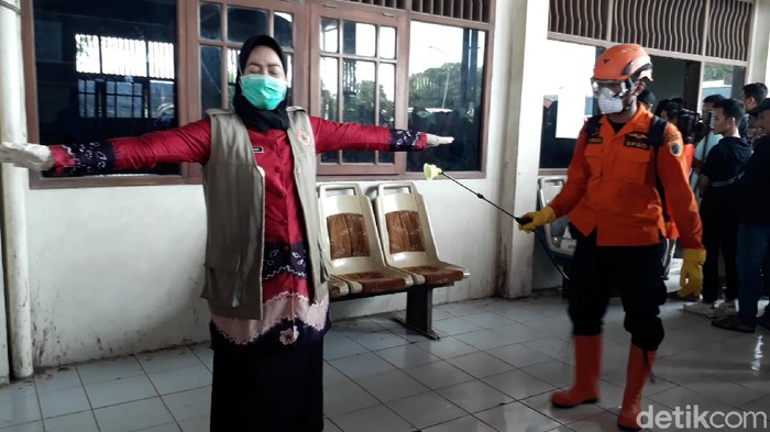 Pemeriksaan penumpang angkutan umum di Brebes untuk cegah Corona, Selasa (24/3/2020).