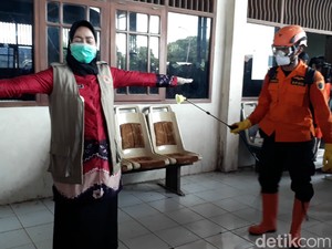 Penumpang Bus dan KA dari Jakarta Disemprot Disinfektan di Brebes