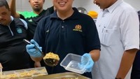 Ia menjamin masakan yang ia dan timnya buat senantiasa dibuat di dapur yang bersih. Para pegawai juga menerapkan aspek higienitas. Foto: Instagram airtangan_tunkuazizah