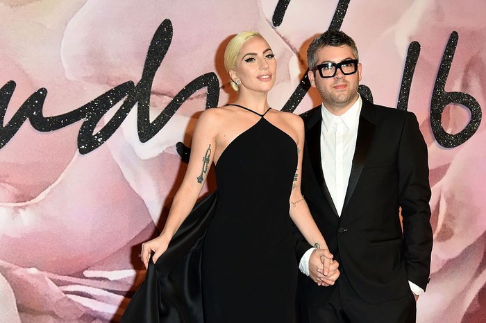 Brandon Maxwell dan Lady Gaga LONDON, ENGLAND - DECEMBER 05: Singer Lady Gaga and desginer Brandon Maxwell attend The Fashion Awards 2016 on December 5, 2016 in London, United Kingdom. (Photo by Stuart C. Wilson/Getty Images)
