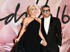 APD Menipis, Desainer Lady Gaga Bikin Baju Anti Corona untuk Tenaga Medis