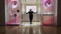 Penjaga toko menutup pintu tokonya di Plaza Indonesia, Jakarta, Selasa (24/3/2020).
