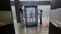  Tim dari Institut Teknologi Sepuluh Nopember (ITS) menyelesaikan pembuatan iChamber (desinfection chamber). iChamber berbentuk bilik sterilisasi ini menyemprotkan cairan disinfektan kepada orang yang masuk. Antara Foto/Moch Asim