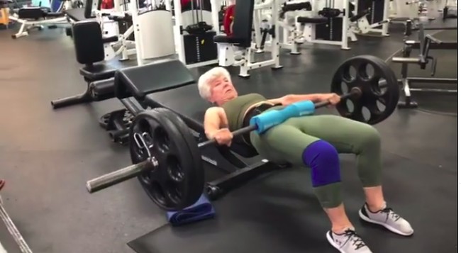 Lama-kelamaan MacDonald merasa sudah mulai terbiasa dan bisa menghabiskan 2 jam di tempat gym setiap 5 hari dalam seminggu. Dengan kerja kerasnya tersebut akhirnya MacDonald bisa memperoleh tubuh yang lebih sehat dan bahkan terlihat jauh lebih muda dibandingkan usianya saat ini. Foto: Instagram @trainwithjoan