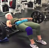 Lama-kelamaan MacDonald merasa sudah mulai terbiasa dan bisa menghabiskan 2 jam di tempat gym setiap 5 hari dalam seminggu. Dengan kerja kerasnya tersebut akhirnya MacDonald bisa memperoleh tubuh yang lebih sehat dan bahkan terlihat jauh lebih muda dibandingkan usianya saat ini. Foto: Instagram @trainwithjoan