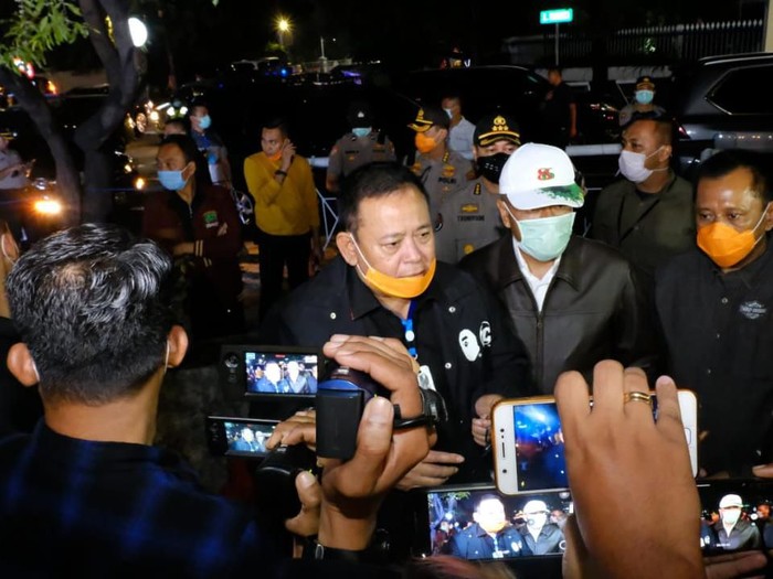 Kapolda Jatim Irjen Pol Luki Hermawan mengimbau masyarakat untuk tetap di rumah. Pihaknya juga membubarkan kerumunan massa yang ada di tempat-tempat umum.