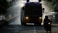 Penyemprotan disinfektan menggunakan mobil water cannon juga dilakukan Polres Lhokseumawe dan TNI Kodim 0103 Aceh Utara.  Penyemprotkan disinfektan dilakukan di jalan Pusat Kota Lhokseumawe, Aceh, Senin (23/3/2020).