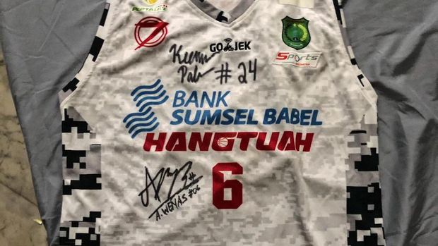 Jersey milik Abraham Wenas