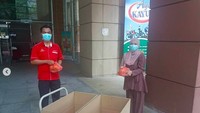 Foto ini membuktikan kalau masakan enak buatan Raja Permaisuri Agong benar-benar dikirim ke rumah sakit. Tim medis nantinya bisa menikmati sebagai makan siang. Foto: Instagram airtangan_tunkuazizah