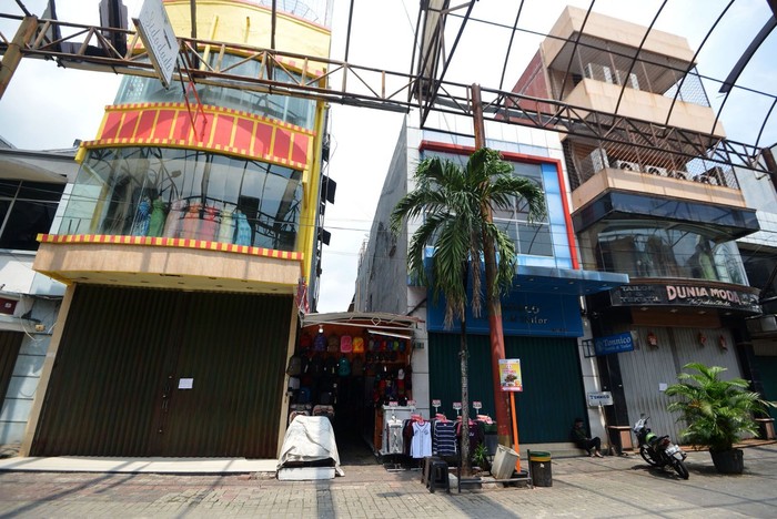 TOKO-TOKO TUTUP ANTISIPASI CORONA Seorang penjual koran beristirahat di depan toko yang tidak beroperasi di kawasan perdagangan Pasar Baru, Jakarta, Selasa (24/3/2020). Sebagian pemilik toko di pusat perdagangan yang berdiri sejak 1820 tersebut memilih menutup usahanya sementara waktu untuk mengantisipasi meluasnya penyebaran virus corona (COVID-19).
ANTARA FOTO/Aditya Pradana Putra/nz.
