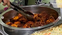 Lauk enak lainnya yang ia buat adalah ayam goreng rempah. Raja Permaisuri Agong memasak semua makanan di dalam Istana. Ia mengikuti anjuran untuk tidak keluar rumah. Foto: Instagram airtangan_tunkuazizah