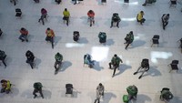 Mereka menjaga jarak dengan duduk pada kursi-kursi yang disediakan demi mencegah penyebaran atau infeksi Corona.