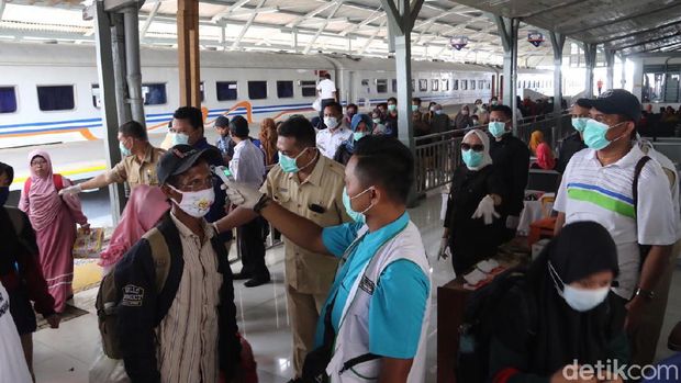 Penumpang di Stasiun Bojonegoro dithermal gun