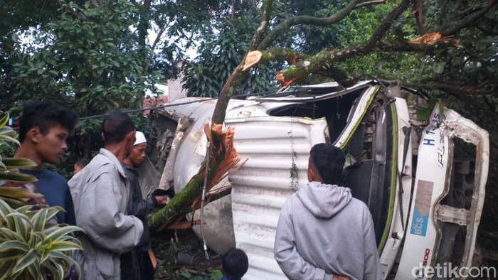 Dua truk tronton di Cianjur terlibat kecelakaan
