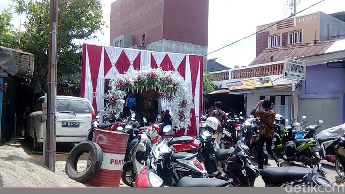 Sebuah resepsi pesta pernikahan tetap dilangsungkan di Kabupaten Pinrang, Sulawesi Selatan (Sulsel) (Hasrul Nawir/detikcom)