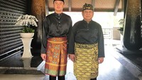 Kedekatan Dhani dan Prabowo pun sudah tak bisa diragukan lagi. Foto ini menunjukkan betapa akrabnya Prabowo dan sang ajudan. Keduanya kompak mengenakan pakaian adat. Foto: instagram @dhaniwirianata