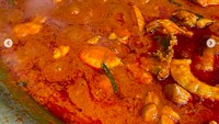 “Masakan hari ini utk di hantar ke Sg Buloh dan CPRC ... ayam gulai tempoyak, sayur kobis panjang dan telur masin ….,” tulis Raja Permaisuri Agong hari ini (24/3). Seluruh lauk pauk dikemas dalam kotak makan plastik. Foto: Instagram airtangan_tunkuazizah