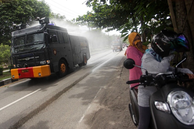 PENYEMPROTAN DISINFEKTAN DI KABUPATEN TANGERANG Petugas kepolisian Polresta Tangerang menyemprotkan cairan disinfektan menggunakan mobil Armor Water Canon (AWC) di Tigaraksa, Kabupaten Tangerang, Banten, Selasa (24/3/2020). Penyemprotan cairan disinfektan di wilayah tersebut dilakukan guna mengantisipasi penyebaran COVID-19. ANTARA FOTO/Fauzan/nz