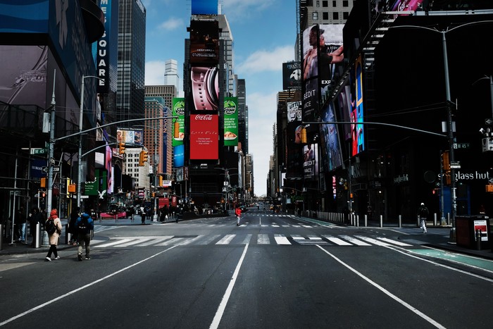 New York di tengah pandemi corona NEW YORK, NY - MARCH 22: Times Square stands mostly empty as as much of the city is void of cars and pedestrians over fears of spreading the coronavirus on March 22, 2020 in New York City. Across the country schools, businesses and places of work have either been shut down or are restricting hours of operation as health officials try to slow the spread of COVID-19. (Photo by Spencer Platt/Getty Images)