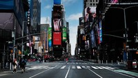 Times Square setiap tahunnya kedatangan 50 juta turis dari seluruh dunia. Namun di sepanjang pekan ini suasana di lokasi tersebut berubah drastis. Hanya ada segelintir orang yang berada di sana sebagai akibat pandemi corona (Getty Images/Spencer Platt)