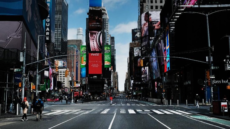 New York di tengah pandemi corona NEW YORK, NY - MARCH 22: Times Square stands mostly empty as as much of the city is void of cars and pedestrians over fears of spreading the coronavirus on March 22, 2020 in New York City. Across the country schools, businesses and places of work have either been shut down or are restricting hours of operation as health officials try to slow the spread of COVID-19. (Photo by Spencer Platt/Getty Images)