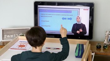 Pelajar mengikuti kelas online dari layar televisi di Ankara, Turki, (Senin (23/3/2020).  Turki memulai menayangkan siaran sekolah jarak jauh untuk mencegah penyebaran virus corona baru. Pelajaran jarak jauh akan tersedia online dan di TV.(Foto oleh Volkan Furuncu / Anadolu Agency via Getty Images)