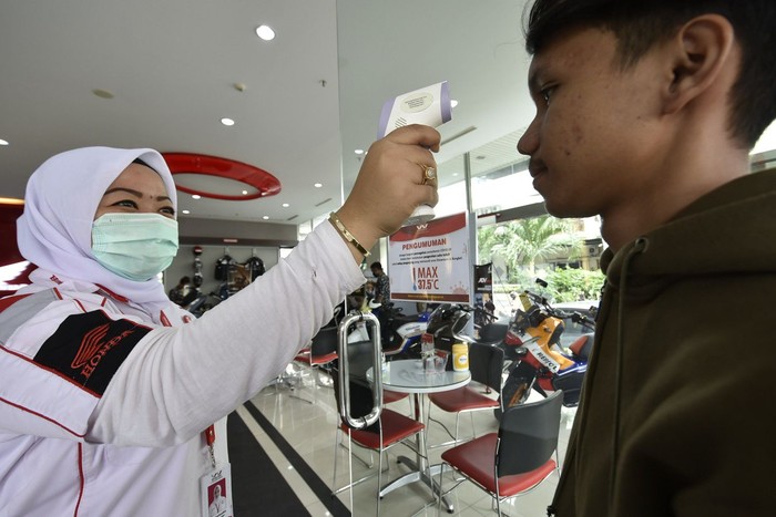 Pelanggan dealer motor dicek suhunya untuk antisipasi corona