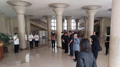 Penghormatan Terakhir Gubes UGM yang Meninggal Karena Corona