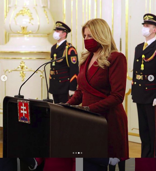 “Presiden Slovakia muncul di tengah pandemi corona, maskernya sangat matching dengan pakaiannya. Sempurna,” komentar salah satu pengguna media sosial. “Pandemi, tapi itu membuatnya terlihat lebih bergaya,” tulis komentar lainnya. Foto: Instagram @zuzana_caputova