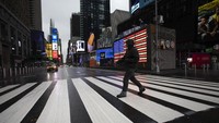 Di seluruh Amerika Serikat, ada 15.000 orang lebih sudah dinyatakan positif corona, 9.000 di antaranya ada di New York. Kondisi itu membuat Walikota Andre Cuomo melarang orang untuk pergi ke luar tanpa alasan jelas (AP/Mark Lennihan)