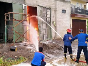 Gudang Tiner di Sidoarjo Terbakar, Ledakannya Bikin Warga Panik