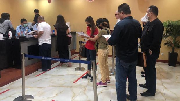 Lakukan Pembatasan Layanan Paspor, Imigrasi Jaksel Masih Ramai