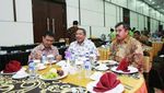 Positif COVID-19, Ini Sosok Yana Mulyana Saat Kulineran