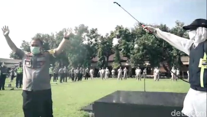 Polres Jombang juga getol membentengi seluruh personilnya dari potensi terpapar virus corona
