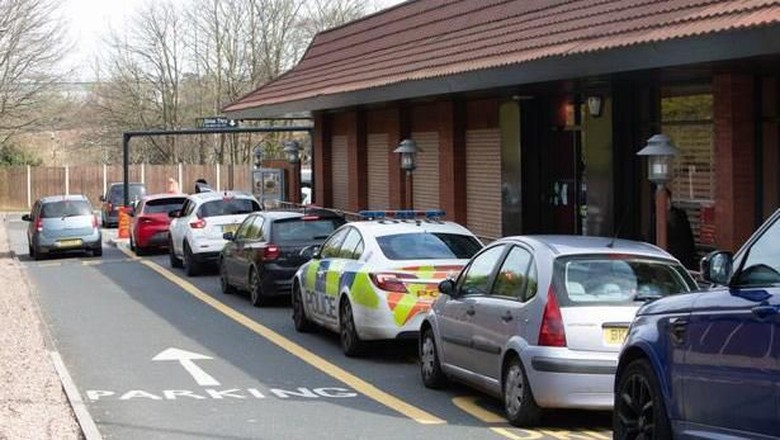Antrean mobil di McDonald Antrean mobil di McDonald