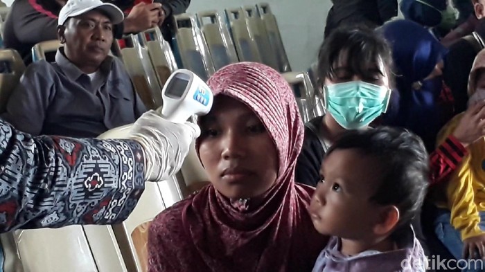 Pemeriksaan penumpang angkutan umum di Brebes untuk cegah Corona, Selasa (24/3/2020).