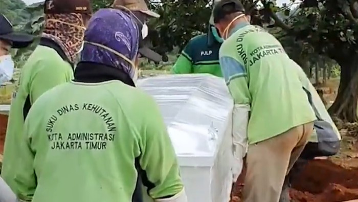 Video proses pemakaman dari seorang Ibu akibat virus Corona diunggah oleh anaknya. Proses pemakaman tanpa dihadiri pelayat dan peti jenazah harus dibungkus plastik sebelum dikuburkan.